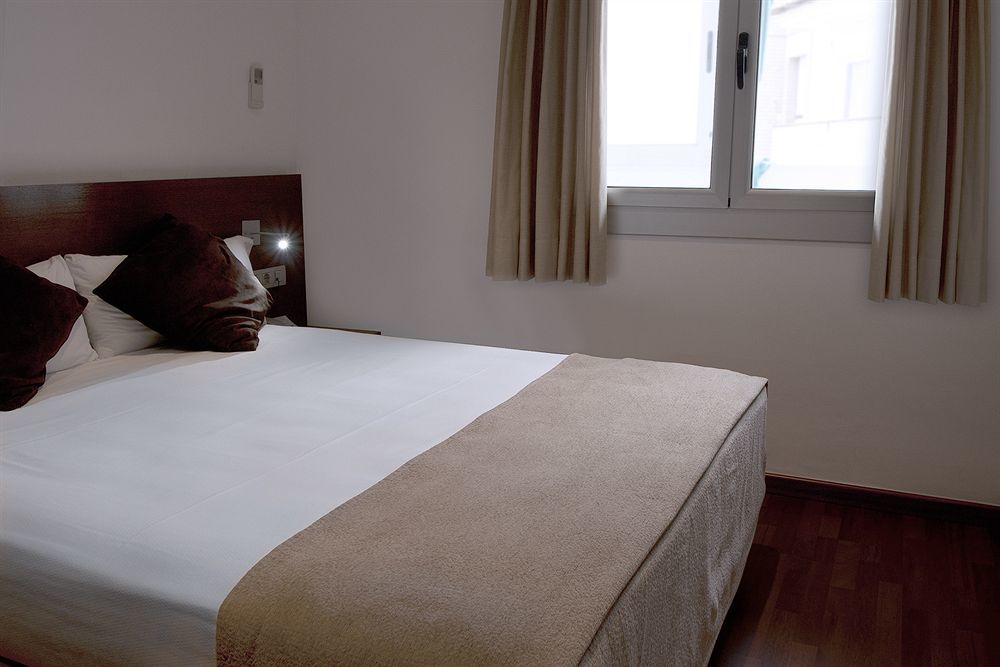 Apartamentos Turisticos Madanis L'Hospitalet de Llobregat Esterno foto